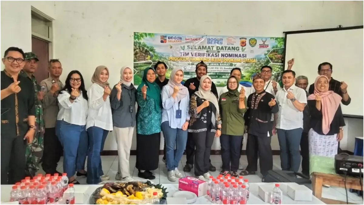 Tim Verifikasi ProKlim Provinsi Jawa Barat bersama perwakilan pemerintah, Astra, dan warga RW 05 Kelurahan Bondongan saat melakukan verifikasi lapangan Program Kampung Iklim (ProKlim) Utama Nasional.