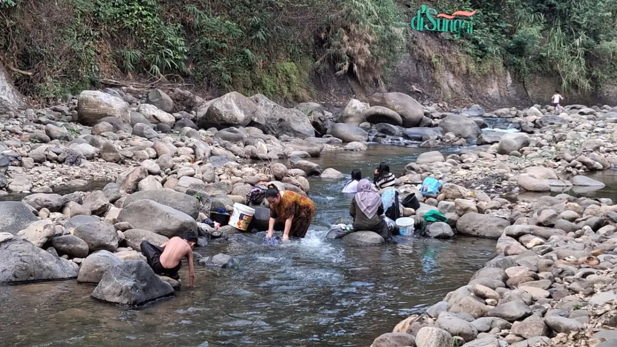 Aktivitas warga Desa Karang Tangah, Kecamatan Karang Tengah, Kabupaten Bogor di Sungai Ciherang yang kian menyusut. Foto: Muhammad Ali/Radar Bogor