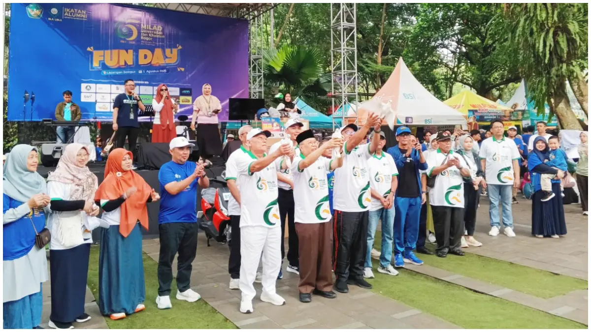 Pelepasan burung merpati sebagai simbolis peluncuran program Orang Tua Asuh UIKA Bogor. (Foto: Fikri/Radar Bogor)