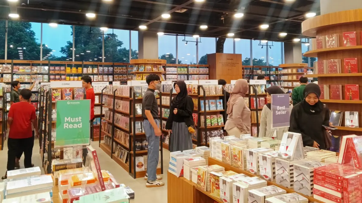 Pengunjung menikmati suasana Gramedia Bogor Great Mall Yasmin yang mengusung konsep bookstore dan cafe di lantai 1 Bogor Great Mall, Sabtu, 1 Agustus 2026. Foto: Fikri/Radar Bogor