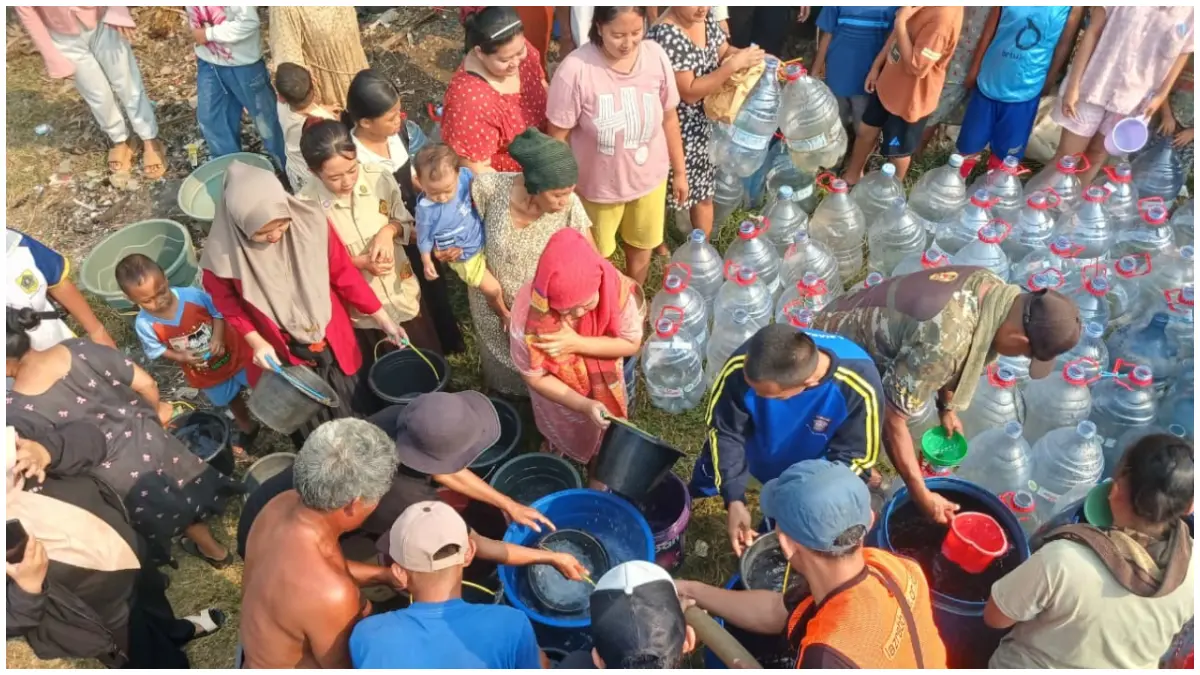 Suasana penyaluran air bersih bagi warga terdampak kekeringan di Kabupaten Bogor oleh LAZ Rabbani.