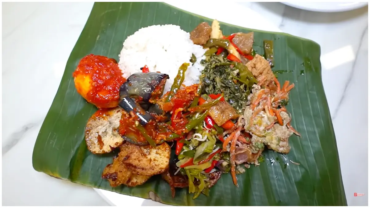 Tampilan menu serta sajian makanan paket di warung nasi khas Medan di Nyonya Medan. (Foto: Kanal Youtube @Boengkoes)