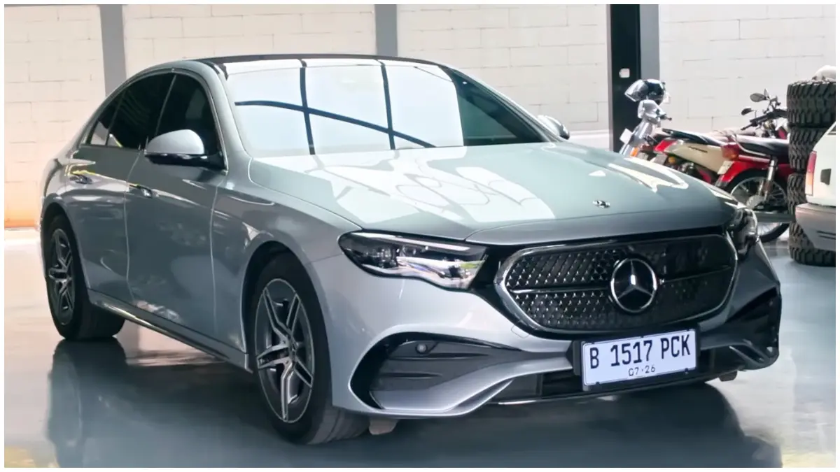Tampilan mobil berkelas dari Mercedes Benz E300 W214. (Foto: Kanal YouTube Motomobi)