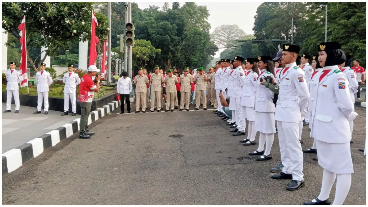 Upacara penaikan Bendera Merah Putih menandai dimulainya Festival Merah Putih 2026 di Tugu Kujang, Kota Bogor. (Foto: Fikri/Radar Bogor)