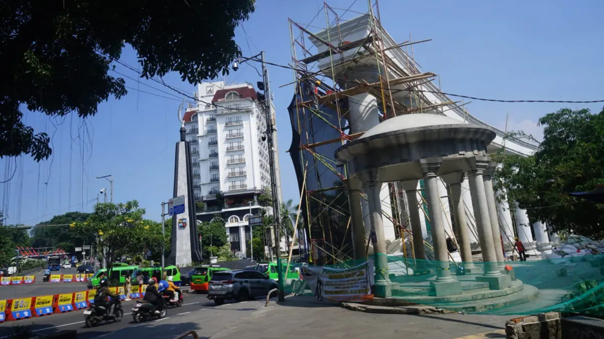 Sejumlah pekerja sedang melakukan pengecatan ulang  lawang salapan Bogor, Rabu, 22 Juli 2026.Pemerintah Kota Bogor mulai mempercantik Lawang Salapan, salah satu ikon Kota Bogor yang berada di kawasan Tugu Kujang. Pekerjaan perbaikan ditargetkan rampung akhir Juli. Foto : Sofiansyah/Radar Bogor