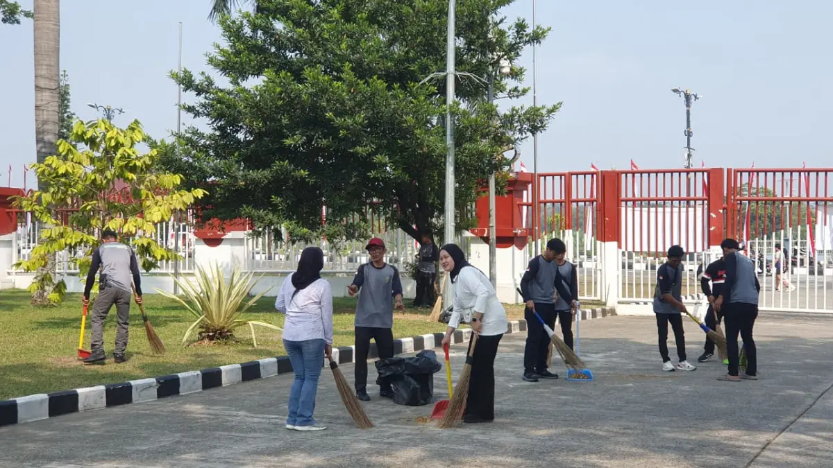 ASN di Pemkab Bogor di kawasan Stadion Gelora Pakansari bebersih jelang pertandingan Timnas Indonesia. Foto: Hendi Novian/Radar Bogor.