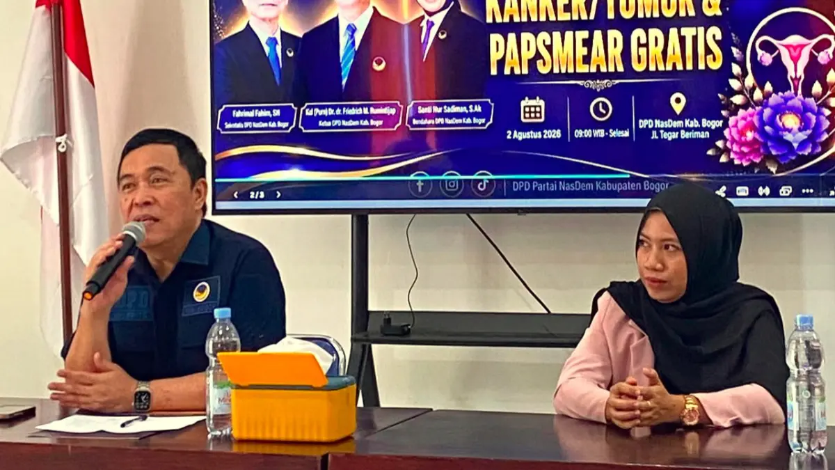 Ketua DPD NasDem Kabupaten Bogor, Kol (Purn) Dr. dr. Friedrich M. Rumintjap (kiri) saat memberikan penjelasan.
