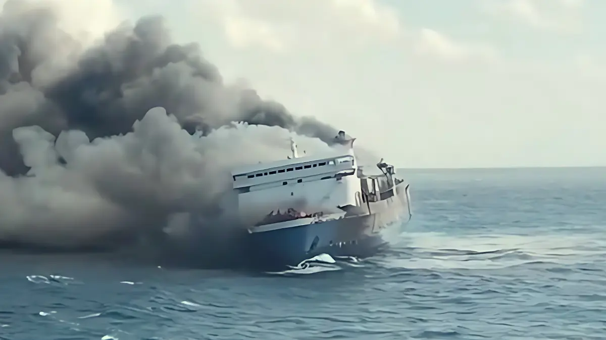 KMP Mutiara Sentosa 2 terbakar di perairan utara Kabupaten Sumenep, Madura, Minggu 2 Agustus 2026.
