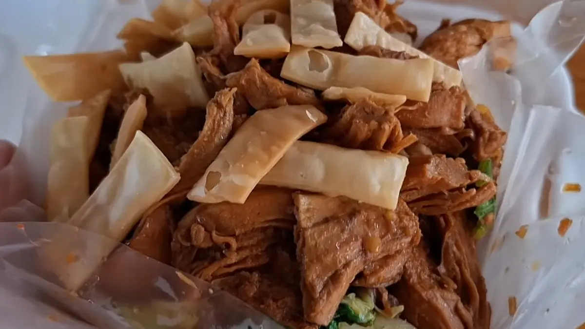Kuliner viral Mie Yampring Pedes DJ (Foto: YouTube Plesiran asik)