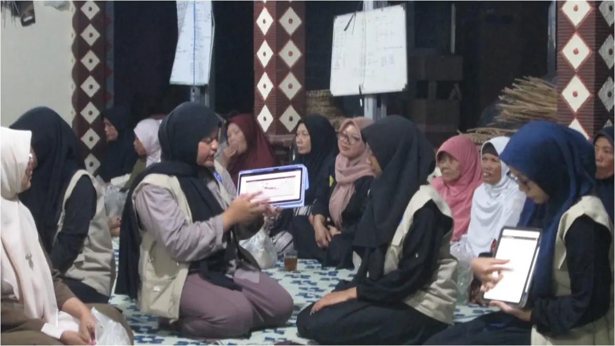 Mahasiswa IPB saat memperkenalkan alat pendeteksi cuaca. (Dok. Mahasiswa IPB)