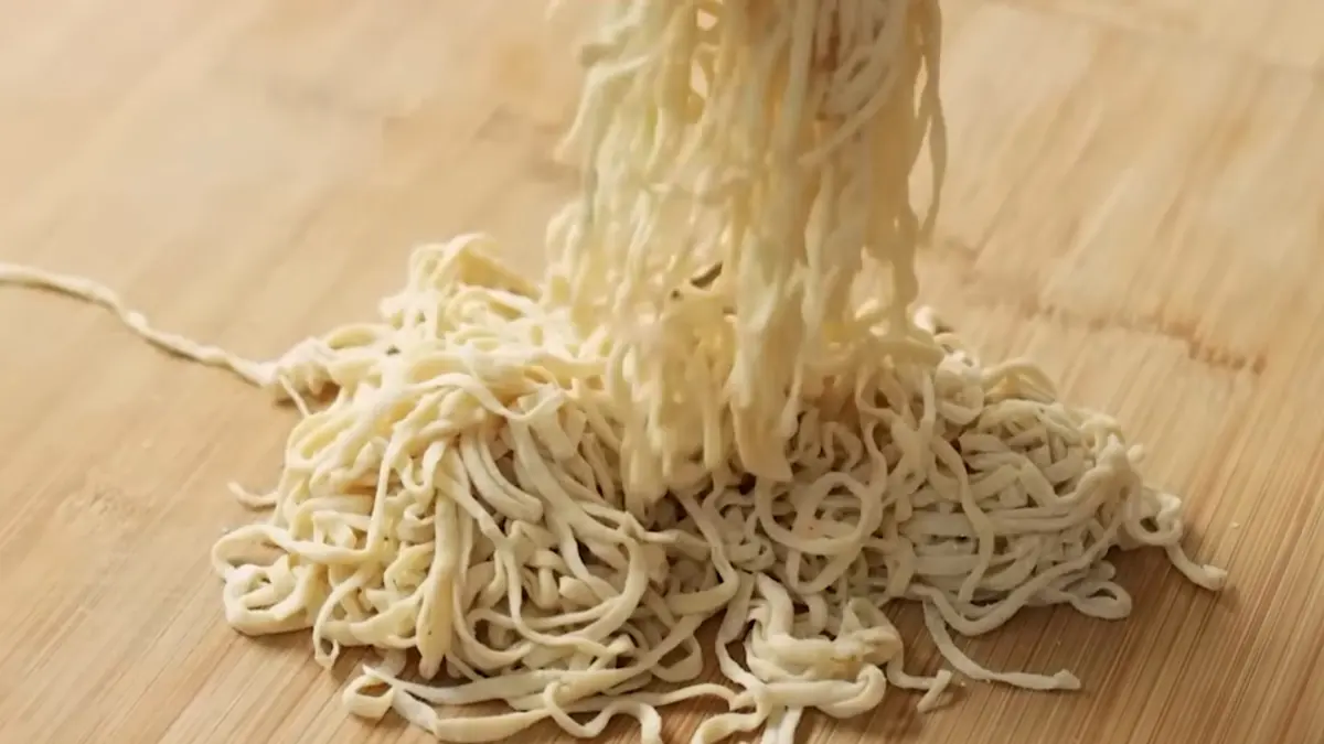 Mi telur dada ayam homemade (Foto: YouTube Devina Hermawan)