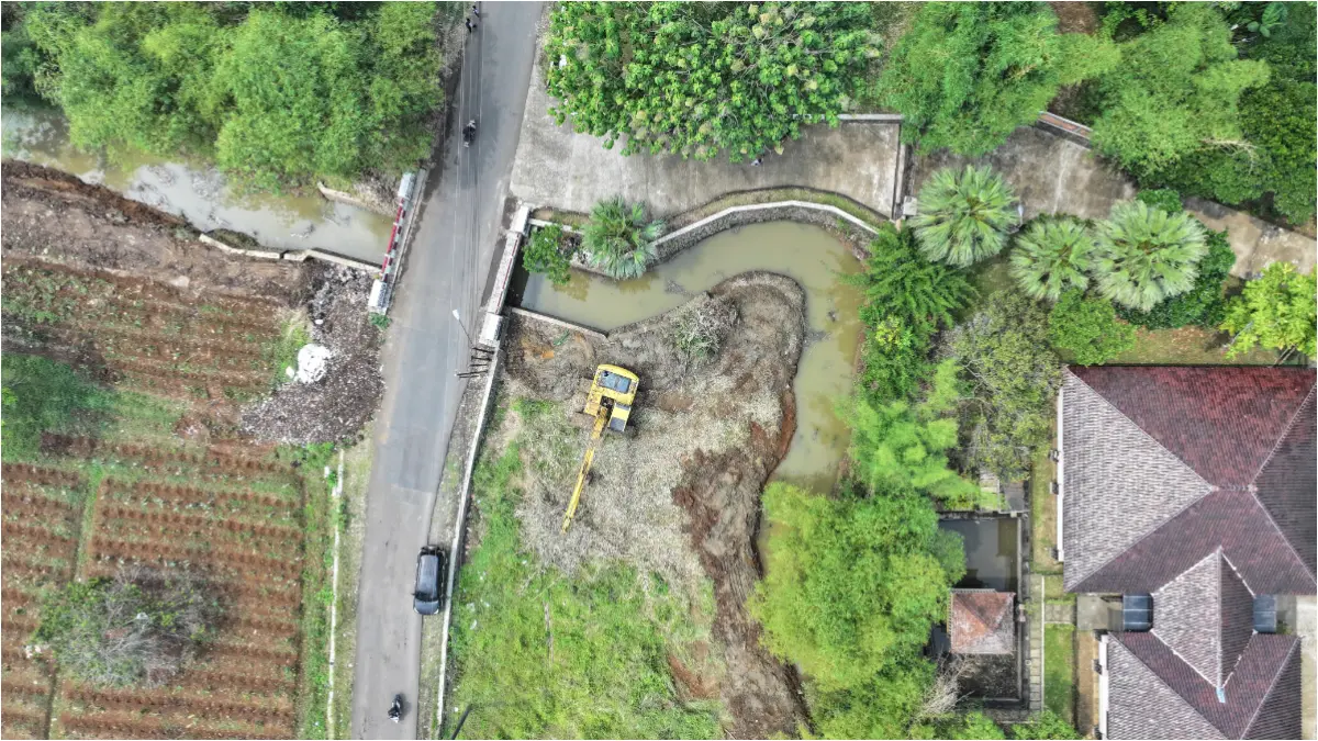 Normalisasi Sungai Cibeuteung I di Desa Candali, Kecamatan Rancabungur dilakukan sebagai salah satu upaya menekan riso banjir. (Dok. Diskominfo Kabupaten Bogor)