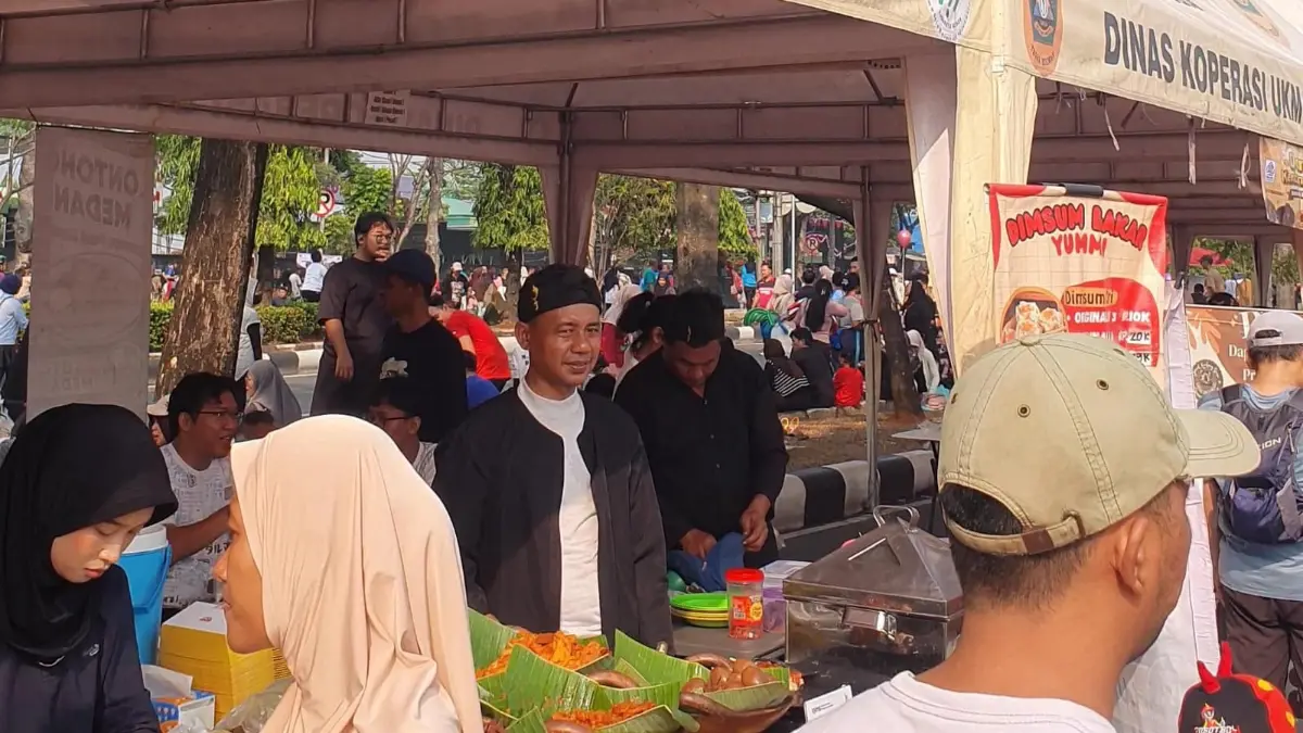 Sejumlah pedagang saat menggunakan pakaian adat sunda di CFD Tegar Beriman Bogor. Foto:Billy/Radar Bogor.