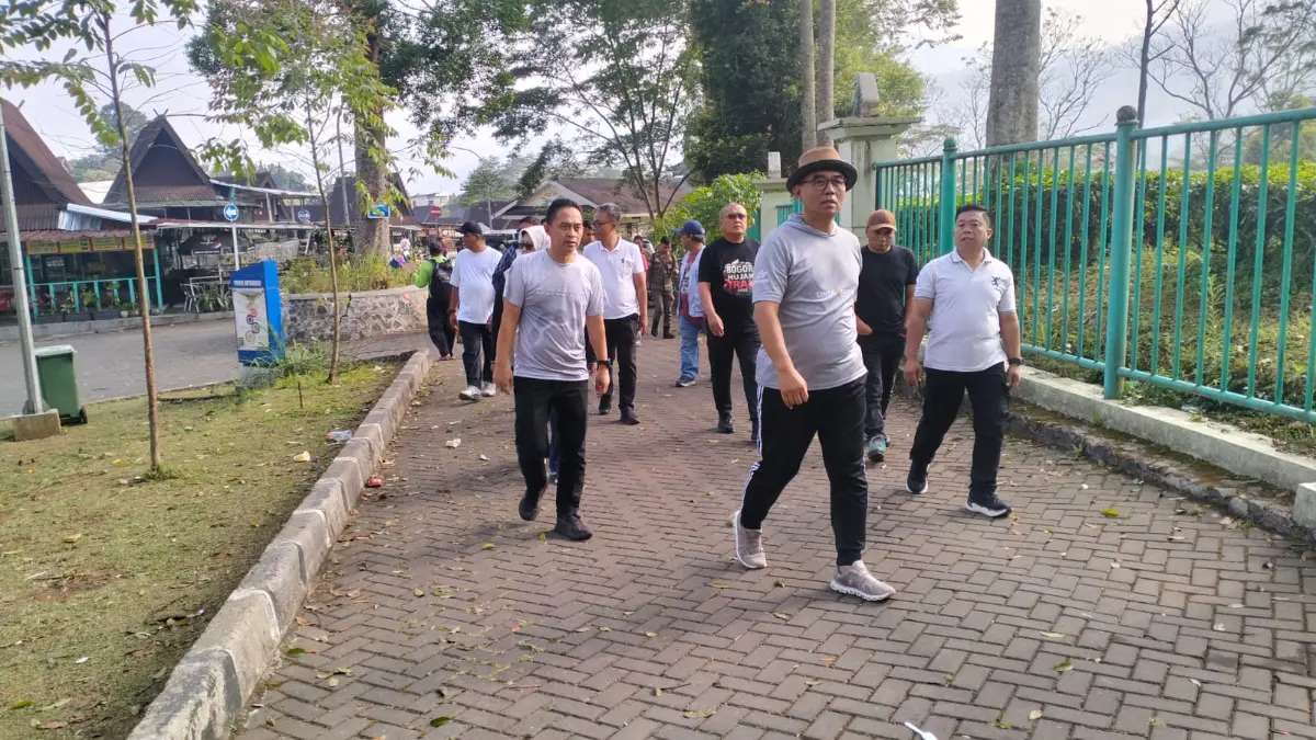 Sekretaris Daerah Kabupaten Bogor, Ajat Rochmat Jatnika saat meninjau Rest Area Gunung Mas Puncak, Cisarua. Pemkab Bogor berencana menata ulang rest area tersebut. Foto: Sekda