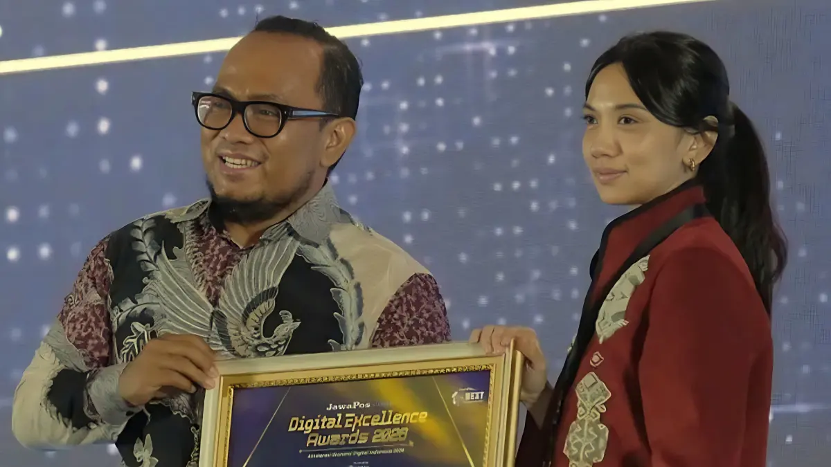 Penghargaan Top Sustainability Communication by Energy Infrastructure dalam ajang Jawa Pos Digital Excellence Award 2026 diserahkan CEO JawaPos.com, Dhimas Ginanjar kepada Sr. Officer Media Communication PT Pertamina (Persero), Intania Prionggo di Hotel Bidakara, Jakarta Selatan, Kamis (30/7/2026).