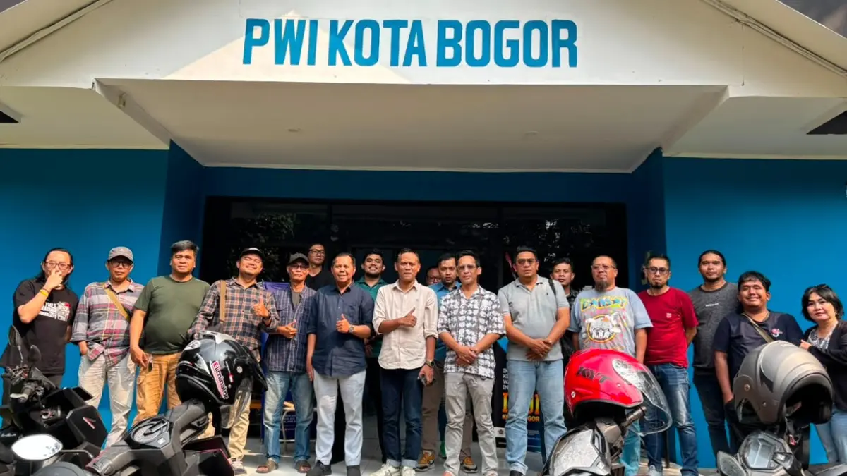 Calon Ketua PWI Jawa Barat periode 2027-2031, Tantan Sulthon Bukhawan saat berkunjung ke Sekretariat PWI Kota Bogor. (Dok. PWI Kota Bogor)