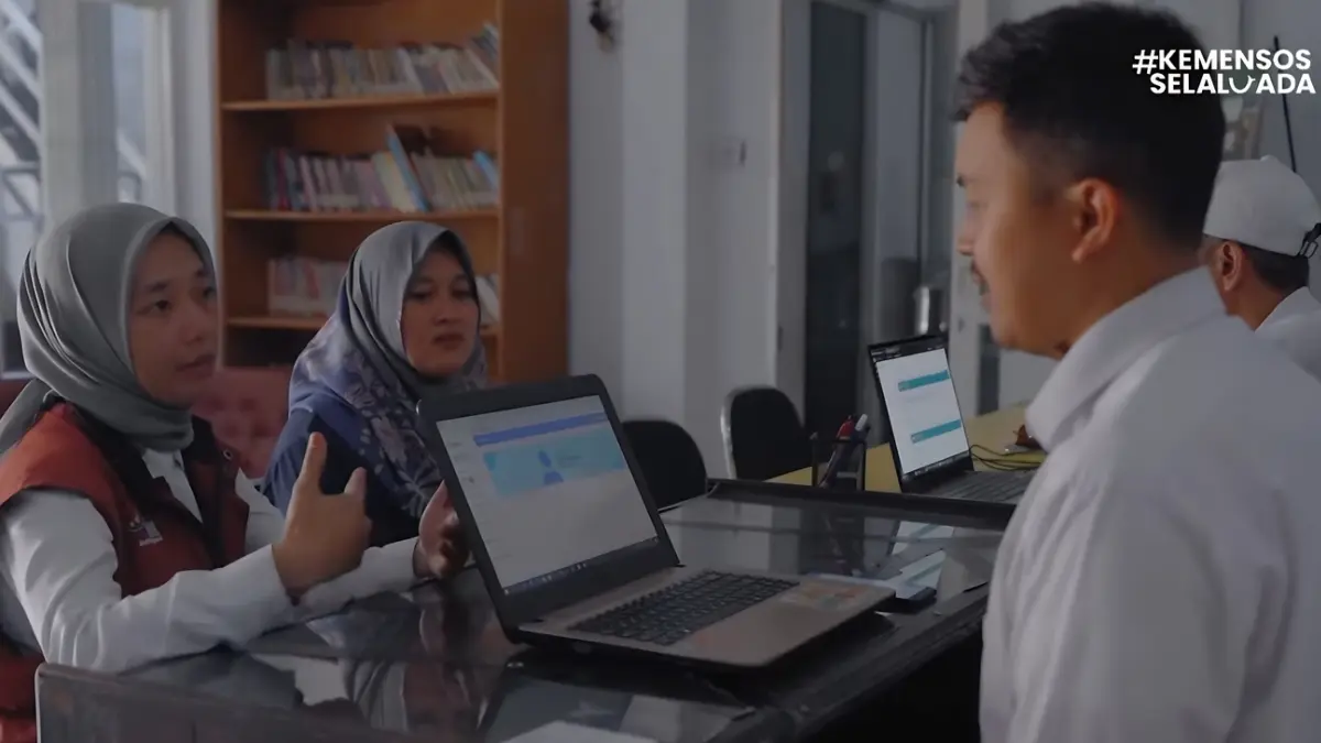 Ilustrasi pendamping sosial dan penerima bansos tahap dua susulan tahun 2026. (Youtube Kemensos RI)