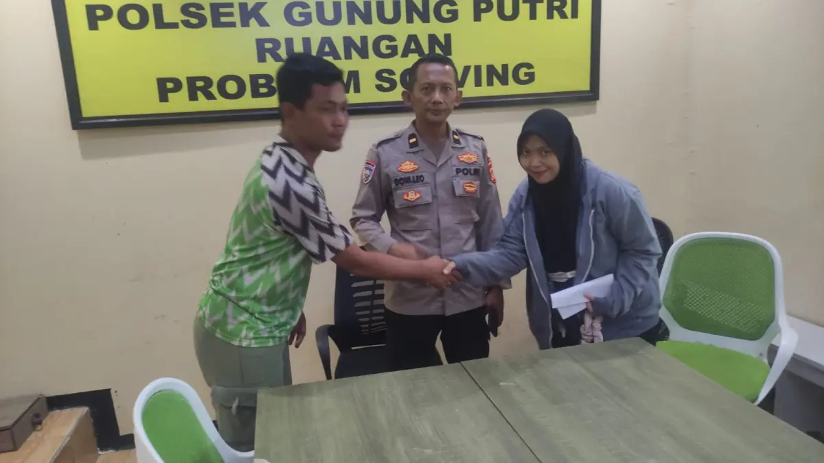 Kedua belah pihak saat bersalaman tanda kasus tersebut diselesaikan melalui mekanisme restorative justice di Mapolsek Gunung Putri, Kecamatan Gunung Putri, Kabupaten Bogor. (Foto: Kapolsek for Radar Bogor)