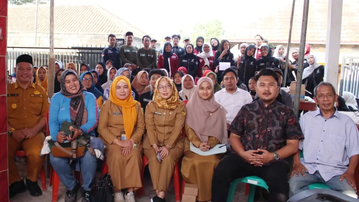 Mahasiswa BEM FEB Universitas Pakuan (Unpak) bersama warga Desa Cipelang menunjukkan hasil pembangunan tempat sedekah sampah dan pelatihan pengolahan sampah dalam program Greenova di RW 003, Kecamatan Cijeruk, Kabupaten Bogor. (Dok. BEM Unpak)