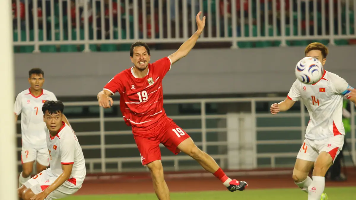 Peluang Thom Haye dalam laga Indonesia vs Vietnam di Stadion Pakansari, Bogor. (Foto Hendi Novian/Radar Bogor)