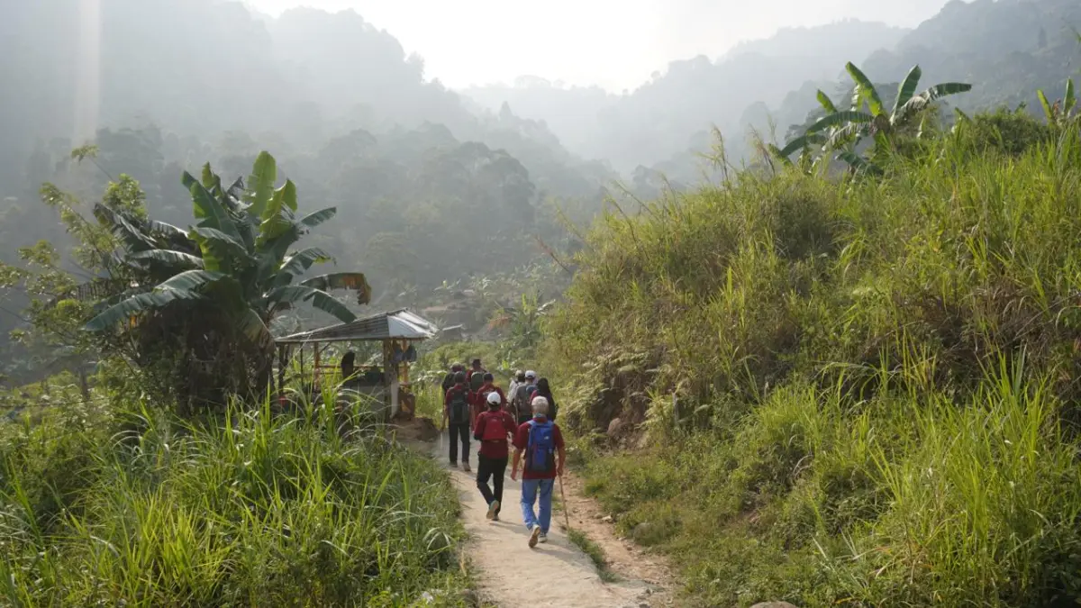 Penghuni Saffron Apartment dan Sentul Tower Apartment&nbsp; trekking menuju Puncak dan Curug Ciung, Desa Bojong Koneng, Kecamatan Babakan Madang, Kabupaten Bogor. (Dok. Sentul City)
