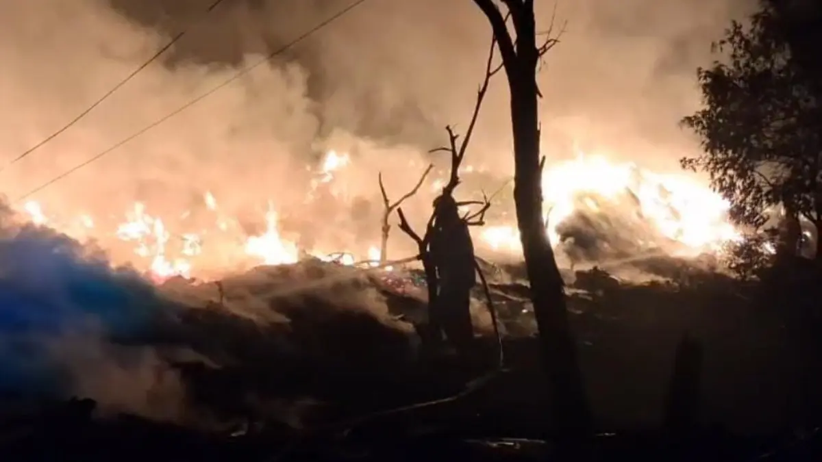 Petugas Damkar saat melakukan pemadaman gudang yang terbakar di Desa Sukahati, Kecamatan Citeureup, Kabupaten Bogor, Senin, 3 Agustus 2026. (Muhammad Ali/Radar Bogor)