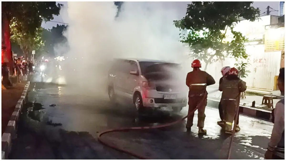 Petugas Disdamkarmat Kabupaten Bogor saat memadamkan api pada mobil yang terbakar usai mengisi BBM di Cibinong Bogor. (Foto : Disdamkarmat)