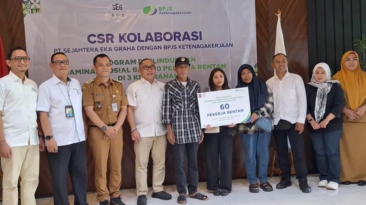 Direktur PT Sejahtera Eka Graha Leo Khadafi bersama Kepala BPJS Ketenagakerjaan Cabang Bogor Kota Bayu Marwanto menyerahkan simbolis kepesertaan jaminan sosial kepada pekerja rentan dalam program kolaborasi CSR di Kantor PT SEG, Senin, 3 Agustus 2026. (Dede/Radar Bogor)