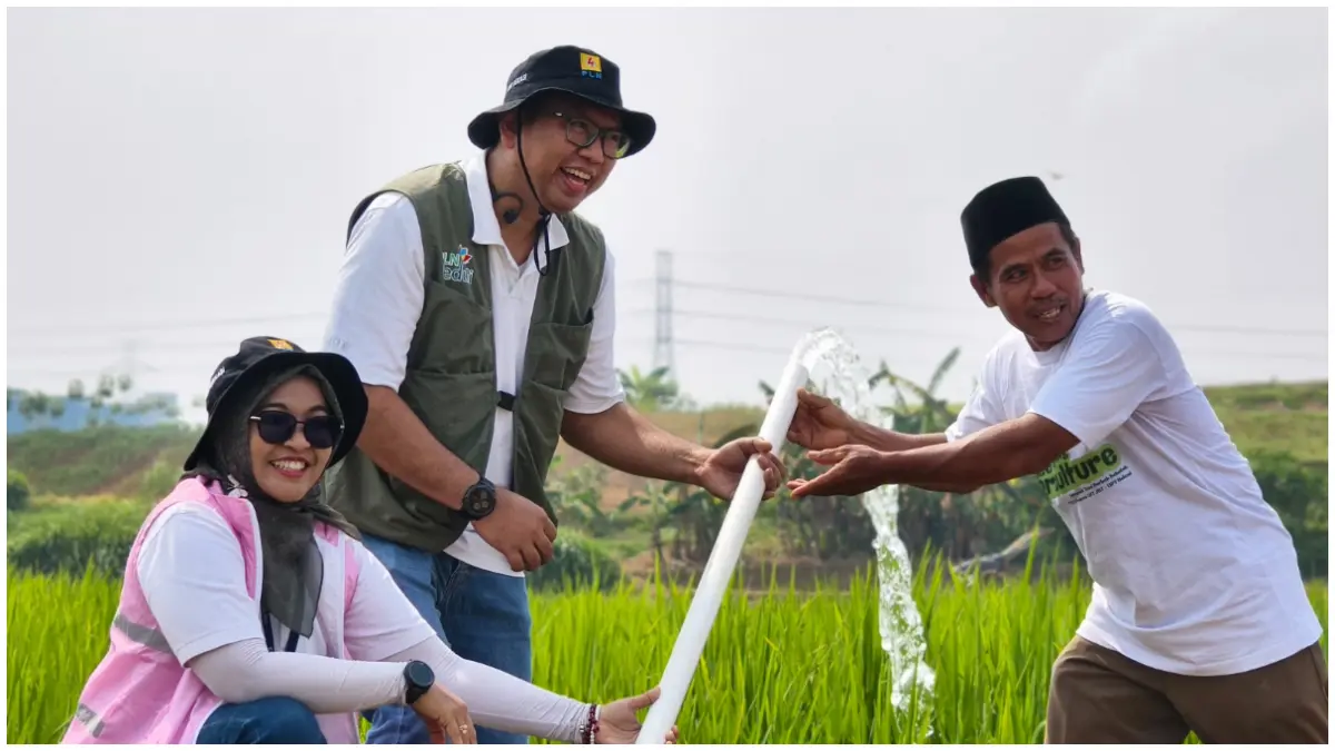 Program Electrifying Agriculture PLN di Desa Cicau, Kabupaten Bekasi, meningkatkan produktivitas petani.