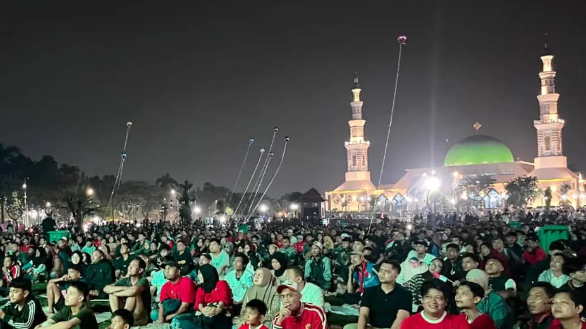 Ribuan warga saat nobar pertandingan Timnas Indonesia vs Vietnam di Alun-alun Kabupaten Bogor, Senin, 3 Agustus 2026.
(Dzikri/Radar Bogor)