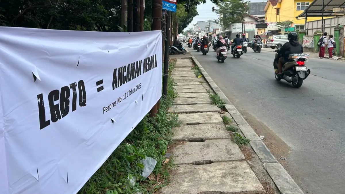 Spanduk penolakan LGTBQ di Jalan Raya Semplak, Kota Bogor. (Fauzan/Radar Bogor)