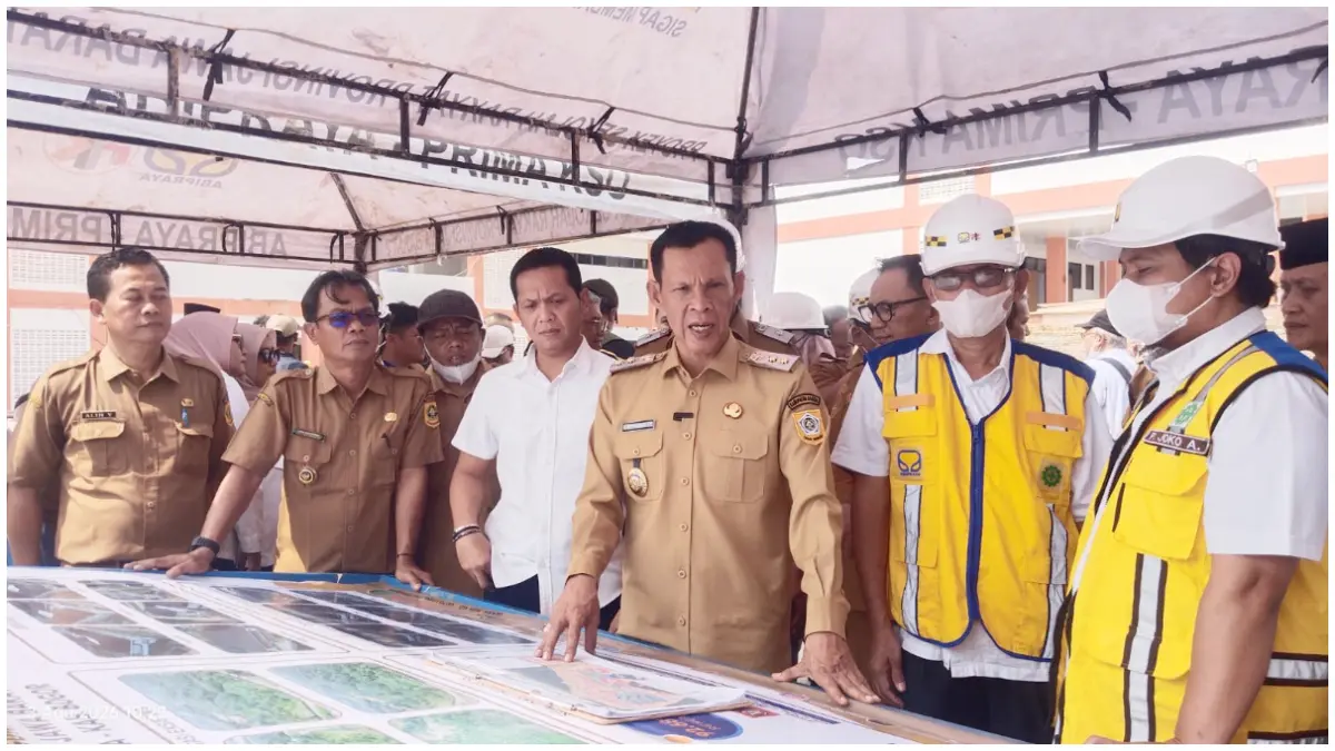 Wakil Bupati Bogor,Jaro Ade saat meninjau progres pembangunan Sekolah Rakyat di Desa Sipak, Jasinga, Senin 3 Agustus 2026. (Foto : Septi Nulawam/Radar Bogor)