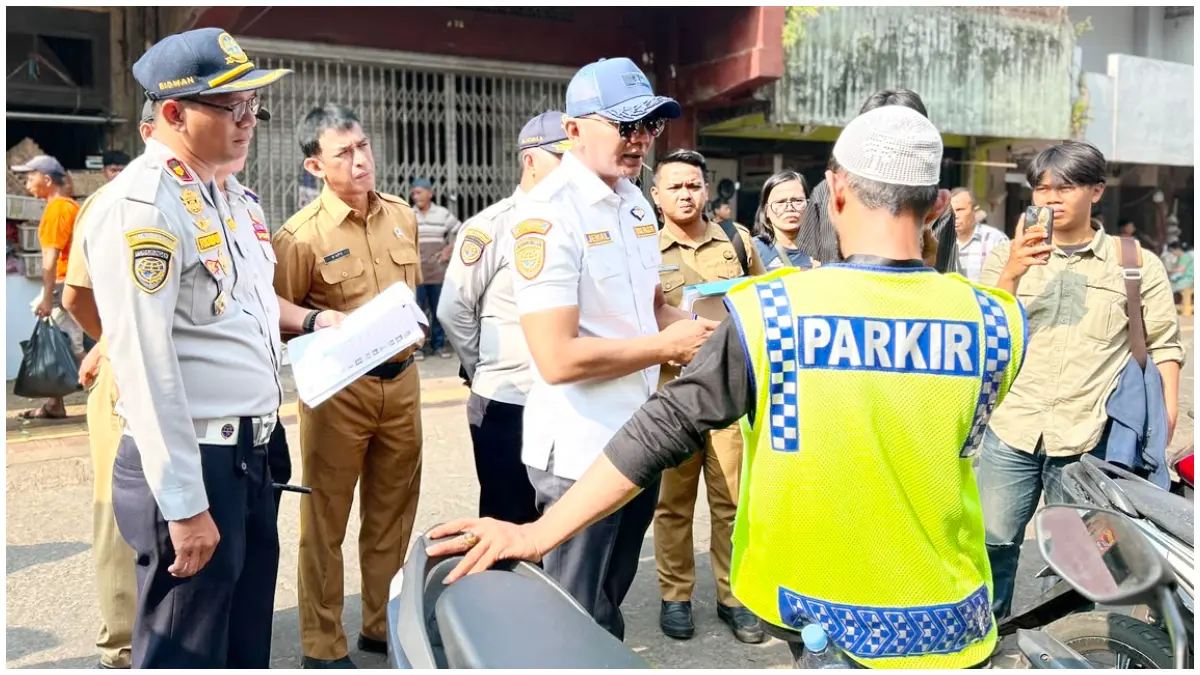 Wakil Wali Kota Bogor Jenal Mutaqin saat sidak parkir on street di Suryakencana. (Foto : Fauzan/Radar Bogor)