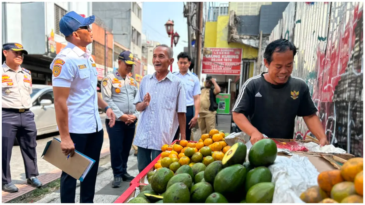 Wakil Wali Kota Bogor saat menemukan aktivitas PKL di kawasan Suryakencana. (Foto : Fauzan/Radar Bogor)