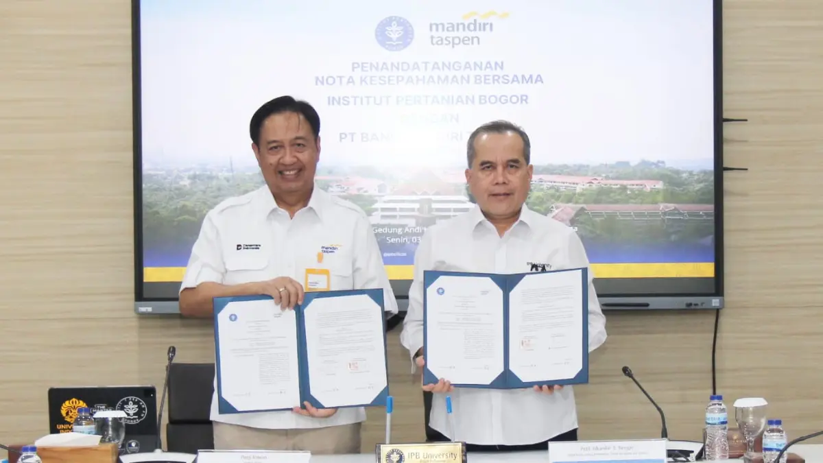 Bank Mandiri Taspen menjalin MoU dengan IPB University, penandatanganan MoU dilakukan oleh Direktur Utama Bank Mandiri Taspen, Panji Irawan (kiri), beserta Wakil Rektor Bidang Konektivitas Global, Kerjasama, dan Alumni IPB University, Prof. Dr. Ir. Iskandar Z. Siregar (kanan). (Dok. IPB University)