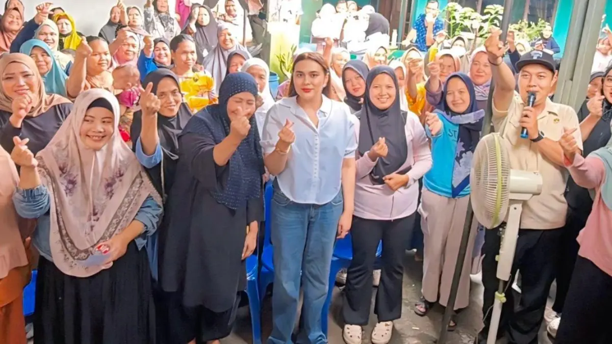 Anggota DPRD Kota Bogor Fraksi PAN Karina Soerbakti berfoto bersama para penerima manfaat dalam kegiatan Gerakan Satu Seragam, Sejuta Harapan. (Dok. Karina Soerbakti)