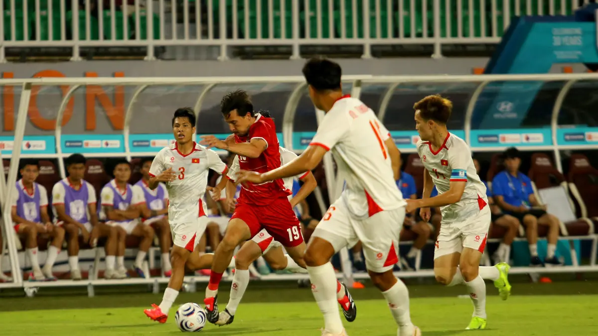 Pemain Timnas Indonesia Thom Haye dikawal ketat pemain Vietnam pada laga lanjutan Grup A Piala AFF 2026 (ASEAN Hyundai Cup 2026) di Stadion Pakansari, Cibinong, Senin 3 Agustus 2026.  (Foto : Hendi Novian / Radar Bogor)