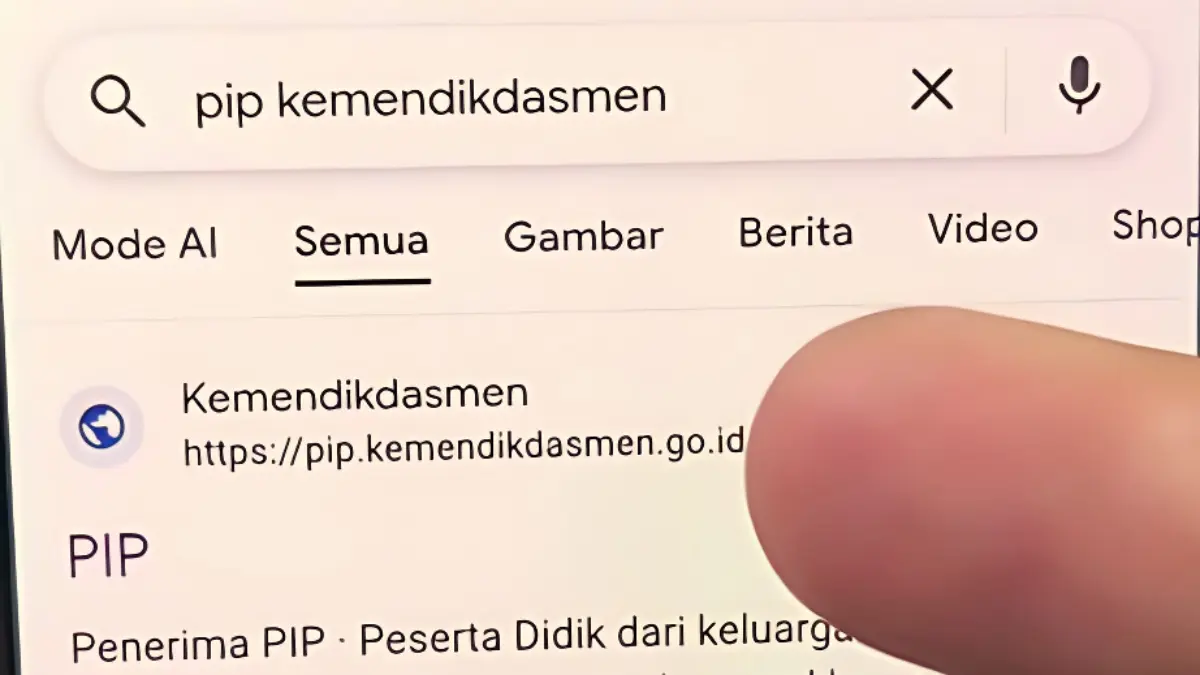BANSOS: Mengecek PIP melalui hand phone.