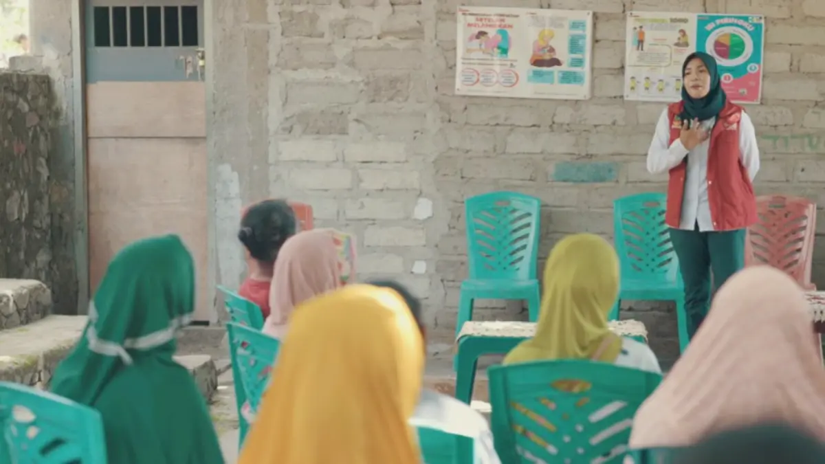 BANSOS: Petugas sedang sosialisasi kepada para KPM bantuan sosial.  (Foto : Kemensos RI)