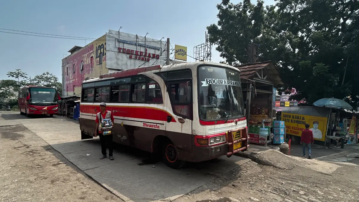 Bis Miniarta yang tengah menanti penumpang di Terminal Baranangsiang. (Foto : Fauzan/Radar Bogor)