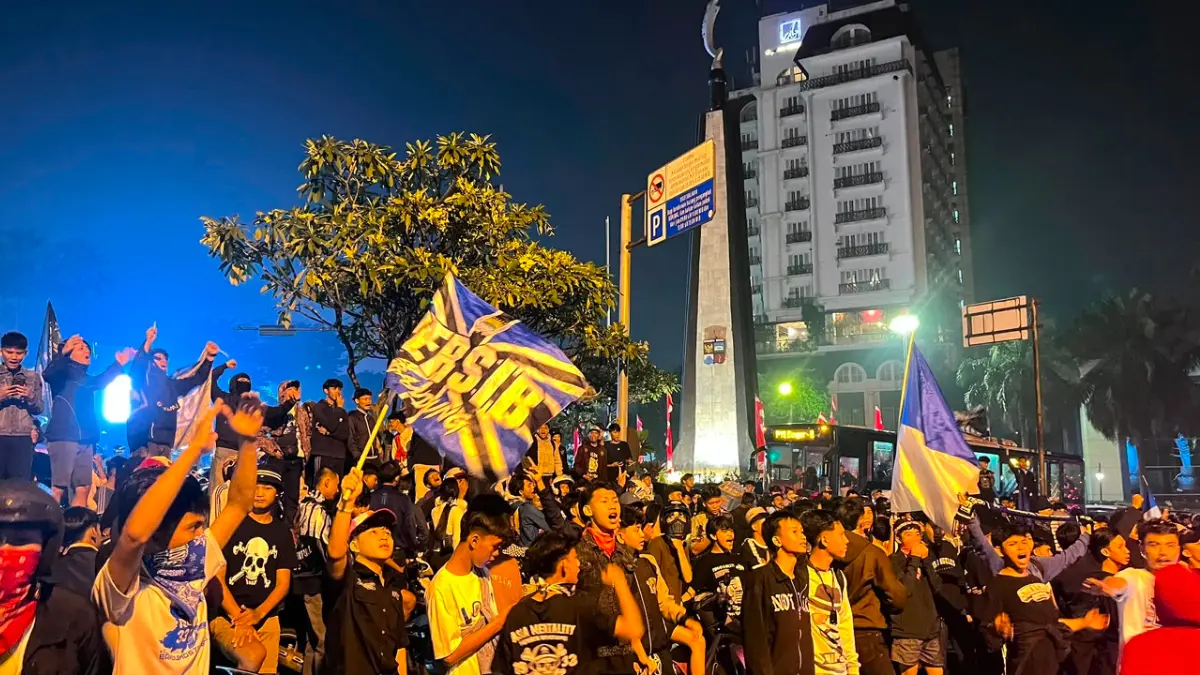 Bobotoh merayakan kemenangan Persib Bandung di Tugu Kujang, Kota Bogor. (Dzikry/Radar Bogor)