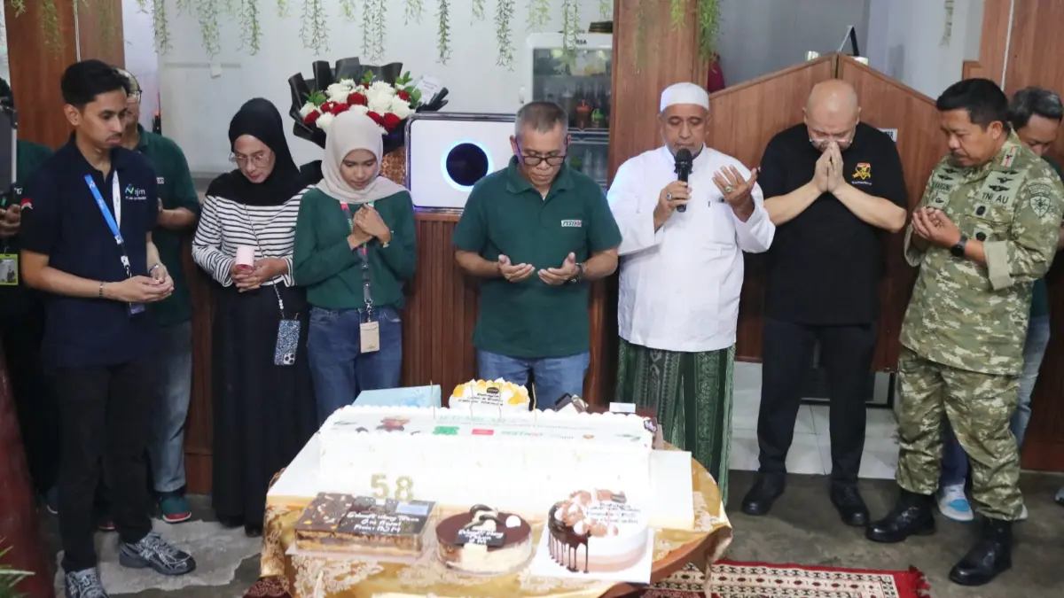 Co-Founder & GM Operation Pestigo, Awaluddin Sarmidi, menerima ucapan selamat pada perayaan ulang tahunnya ke-58. Di tengah momen syukur tersebut, Pestigo tercatat telah memiliki 21 titik layanan di Pulau Jawa, Bali, dan Sumatera. (Dok. Pestigo)