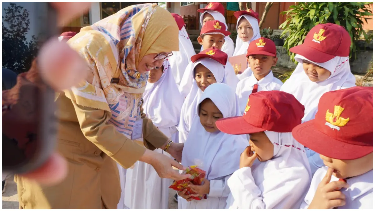 Direktur RSUD R Moh Noh Nur Leuwiliang, dr. Vitrie Winastri, S.H., M.A.R.S. pada Program Kami Mendengar di SDN Mutiara.