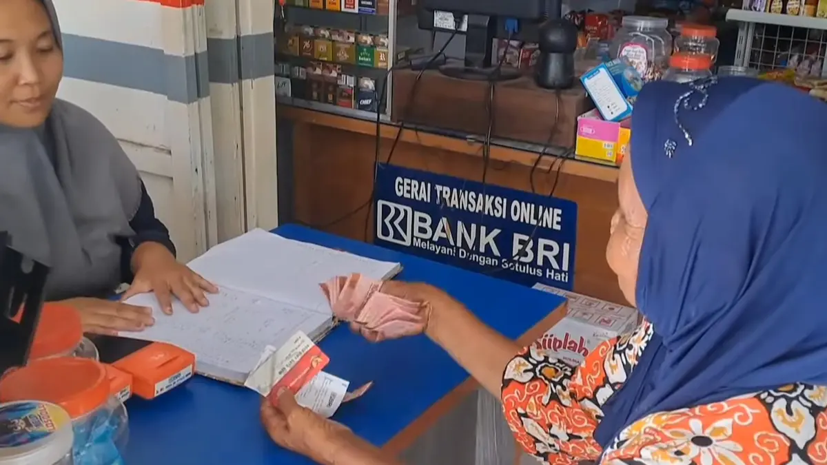 Ilustrasi KPM cairkan bansos di agen (YouTube Kemensos RI)