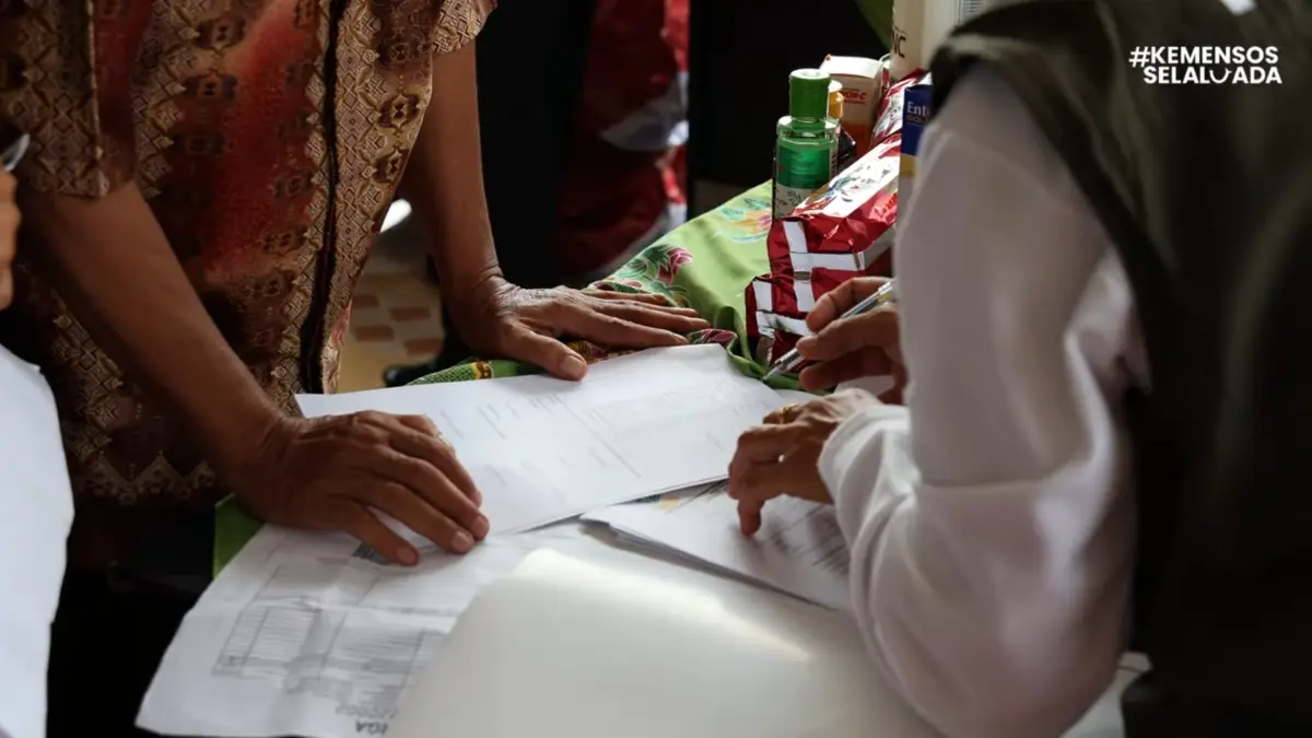 Ilustrasi sanggah desil bansos di kantor desa atau kelurahan. (Youtube Kemensos RI)