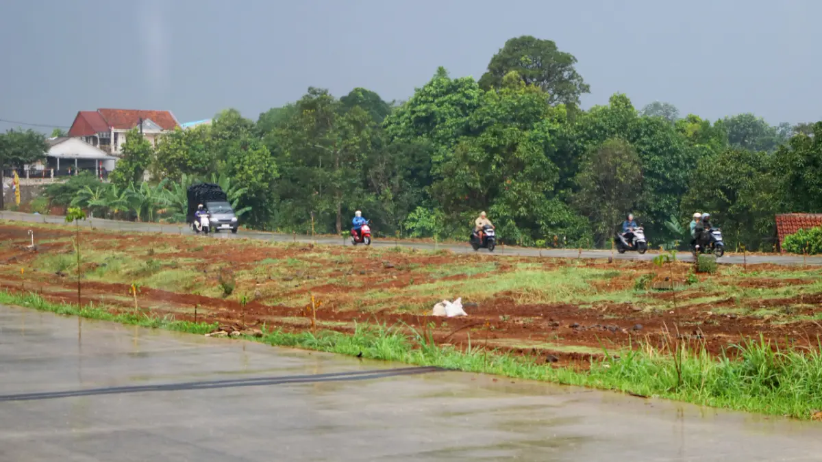 Lahan kosong di sepanjang Jalan Bojonggede-Kemang (Bomang) yang akan diubah menjadi tanaman ketahanan pangan. (Hendi Novian/Radar Bogor)