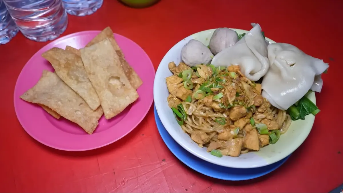 Mie ayam Tiga Dara di Jaksel. Foto: Kanal YouTube Anak Kuliner