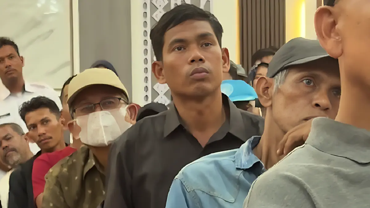 Pemerintah menyalurkan bantuan sosial kepada para KPM.  (Kemensos RI)