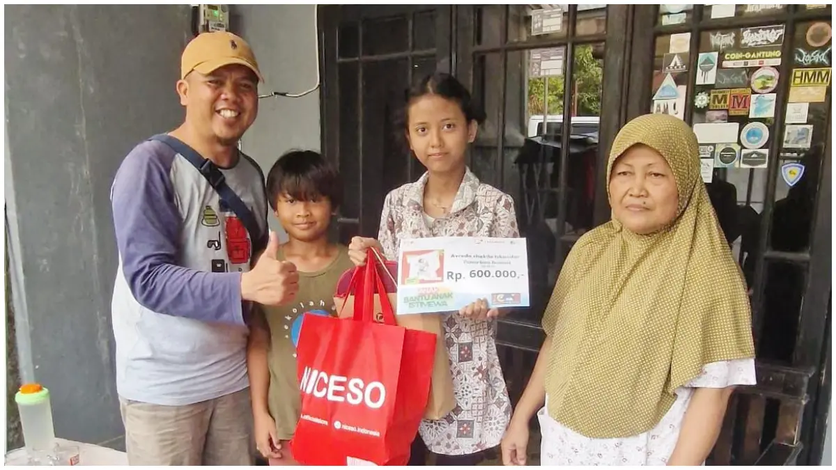 Penyaluran donasi kepada anak-anak berkebutuhan khusus dari SalamAid. (Foto: Dok Pribadi for Radar Bogor)