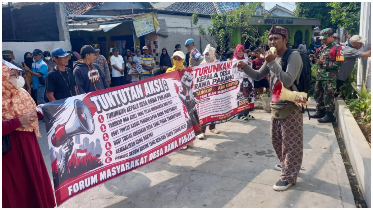 Sejumlah warga saat mendatangi Kantor Desa Rawa Panjang, Bojonggede, Kabupaten Bogor. (Foto: Dok Pribadi)